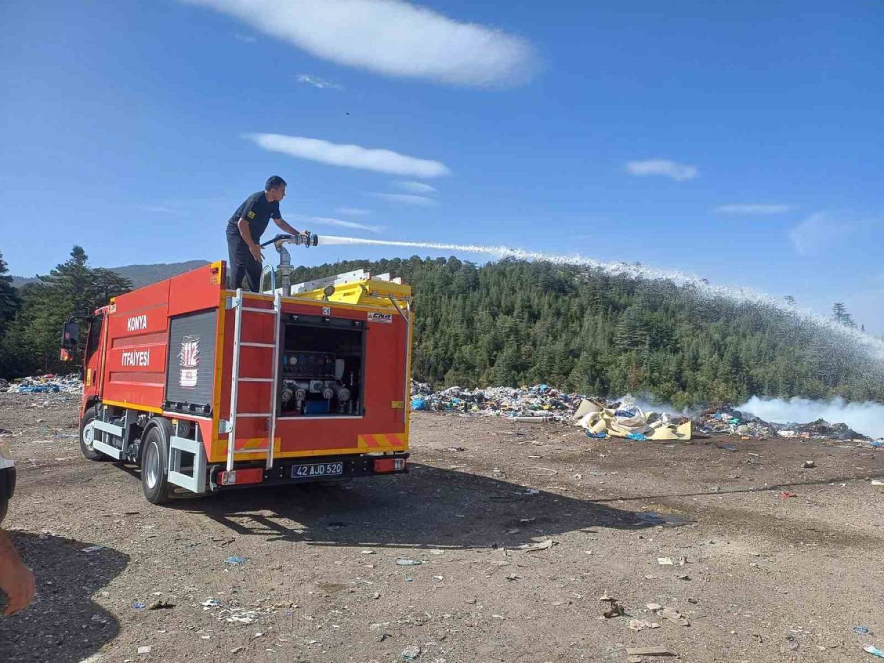 Beyşehir’de çöp toplama merkezindeki yangın söndürüldü