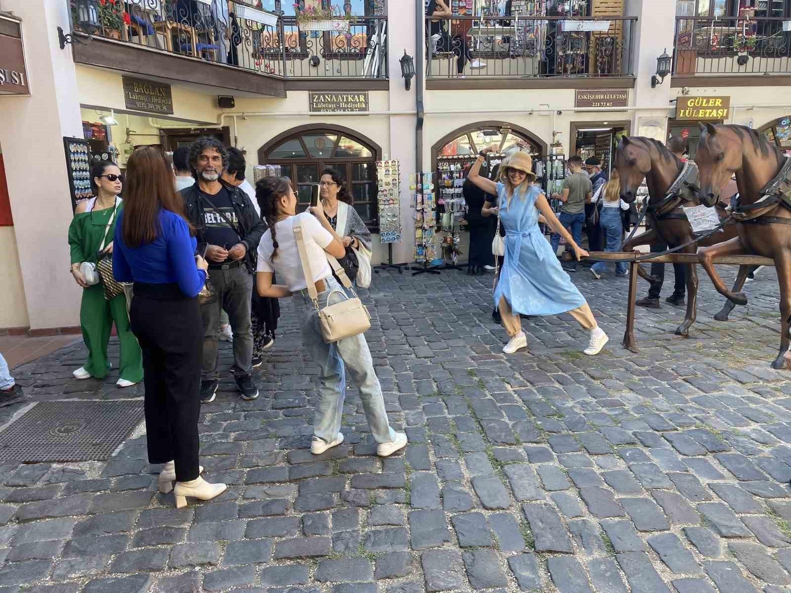 Turistler, Tarihi Odunpazarı Evleri’ne yoğun ilgi gösterdi