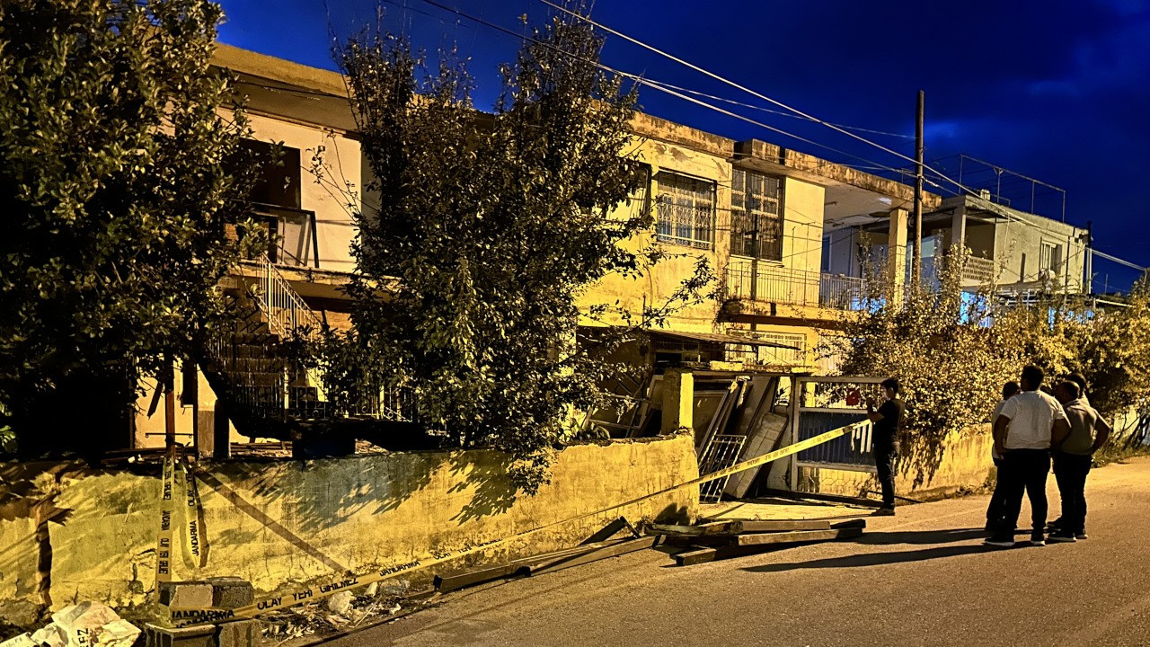 Depremde hasar gören evin balkonu çöktü, baba-oğul öldü