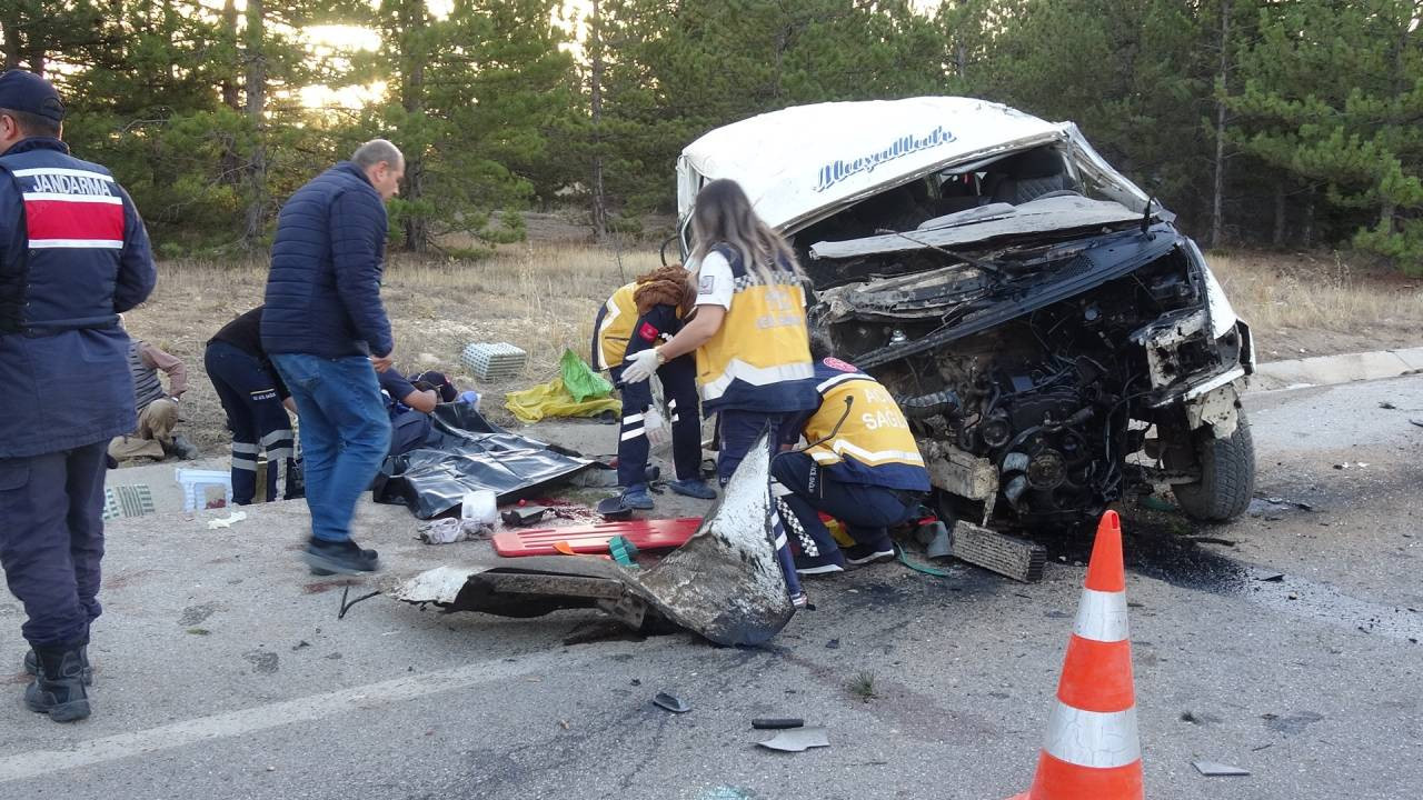 Karaman’da minibüs şarampole devrildi: 2 ölü, 13 yaralı