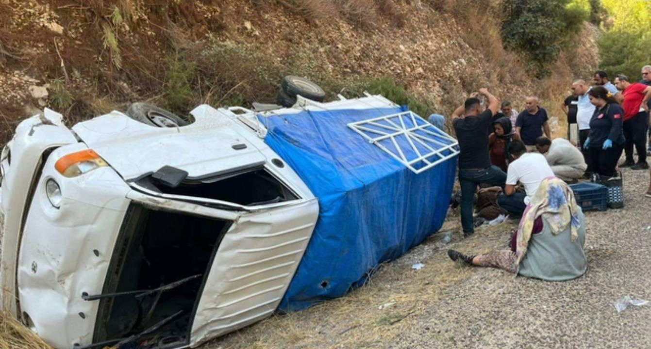 Antalya'da tarım işçilerini taşıyan kamyonet şarampole devrildi