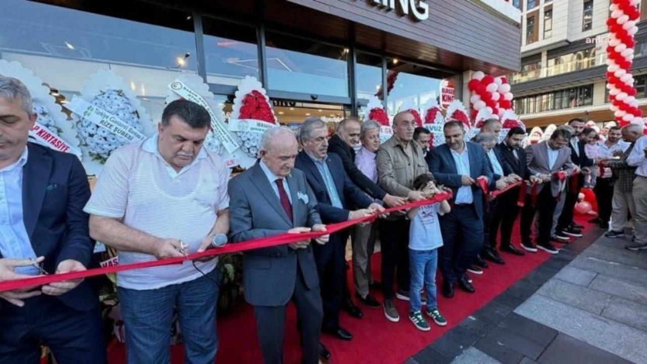 AK Parti, 'Burger King' açılışına katılan yöneticileri disipline verdi