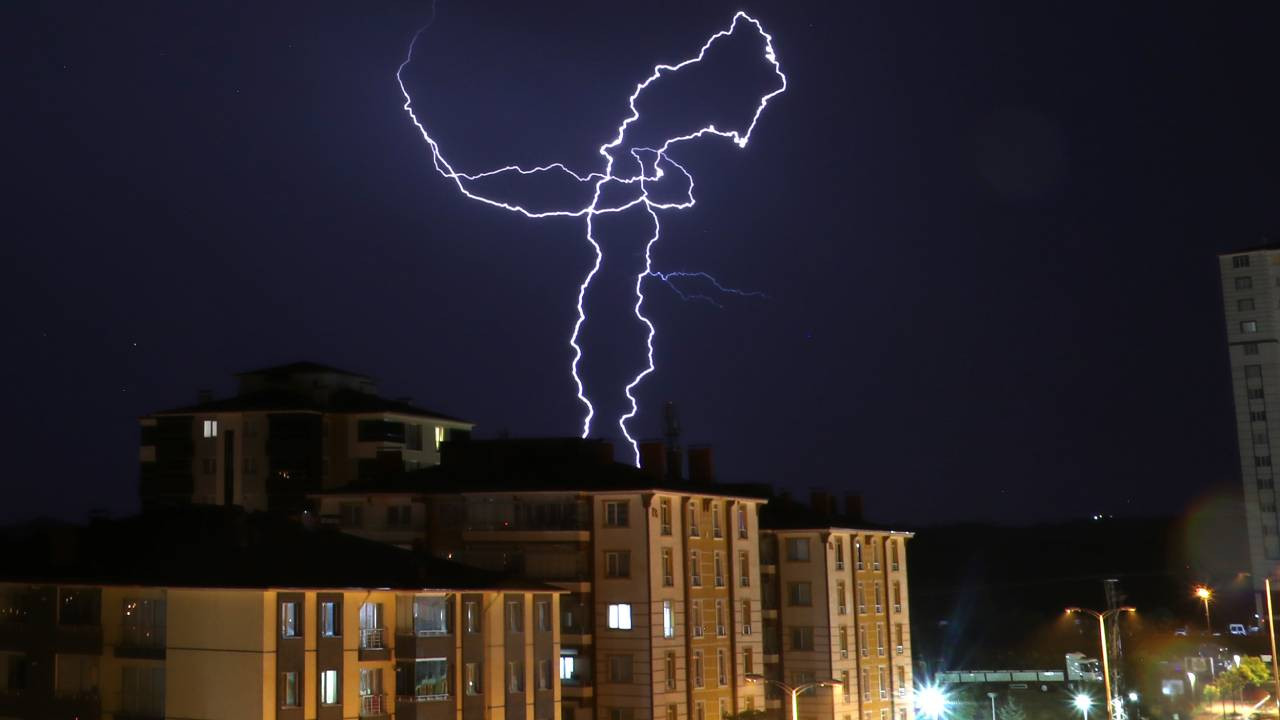 Kastamonu'da fırtına ve sağanak: Şimşekler gökyüzünü aydınlattı