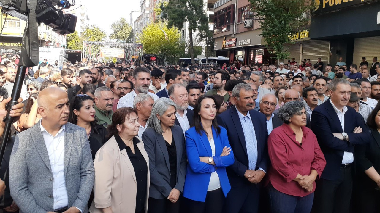 Diyarbakır'da yasaklı 'özgürlük' mitingi: 'Barış, tecrit politikalarıyla olmaz'