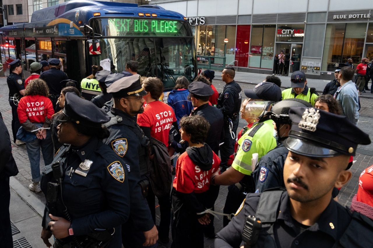 New York borsası önünde Filistin’e destek eylemi: 200’ü aşkın gözaltı - Sayfa 3