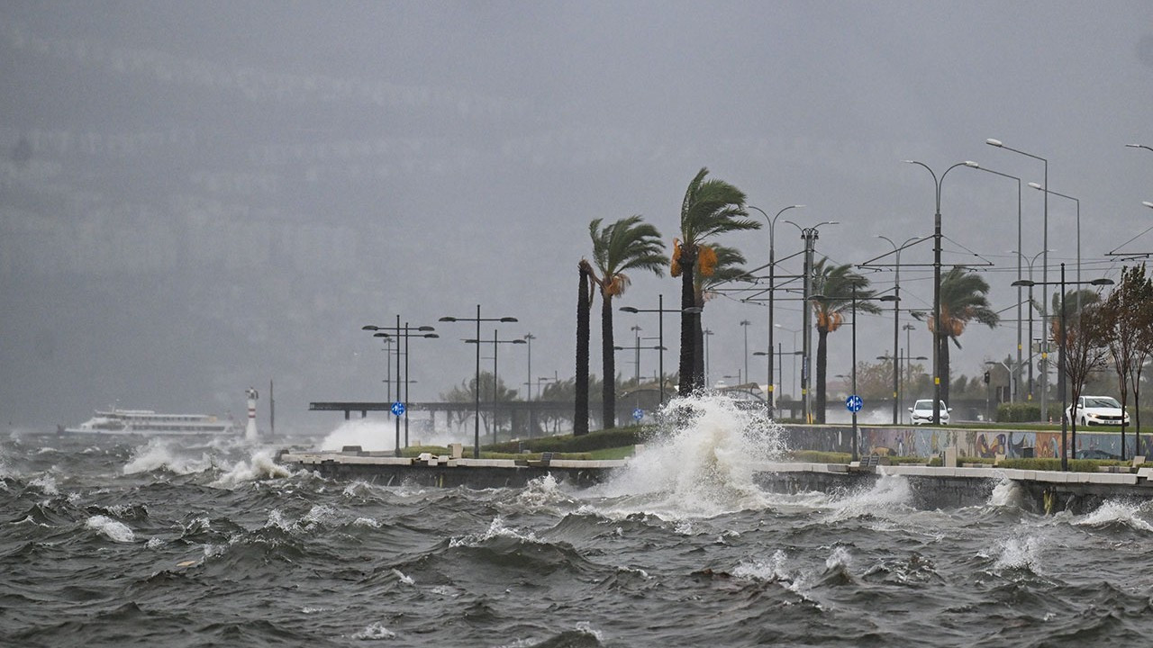 Meteoroloji'den 3 bölge için fırtına, 13 kent için sağanak uyarısı