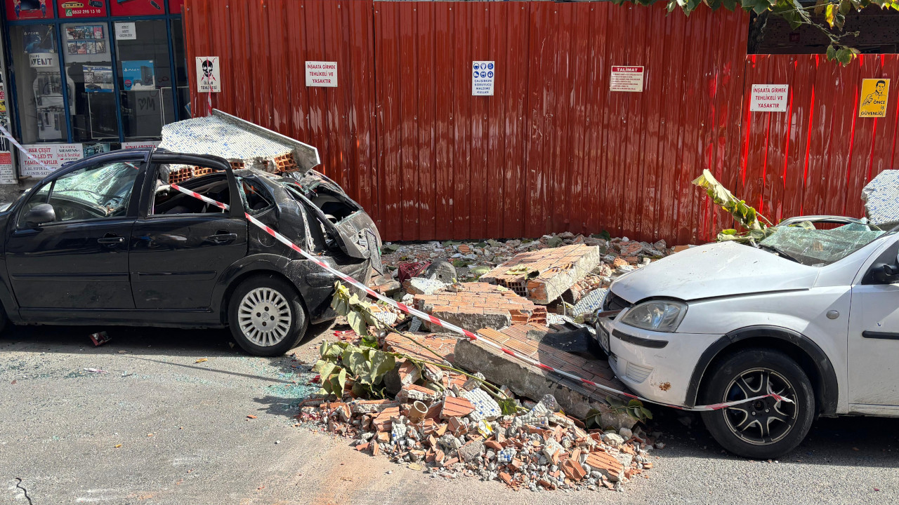 Binanın çatısından düşen parçalar 2 otomobile zarar verdi