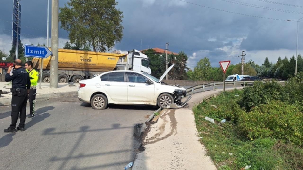 Kocaeli'de otomobil bariyere çarptı: Biri bebek, 3 yaralı