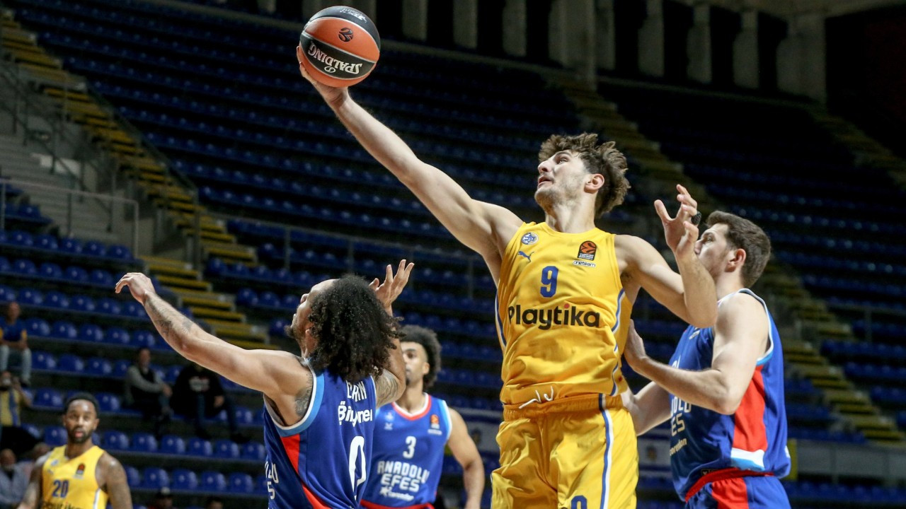 Anadolu Efes, Maccabi Tel Aviv engeline takıldı