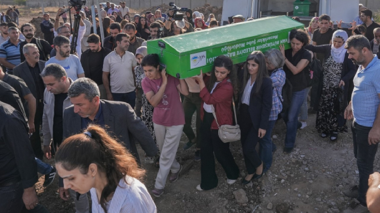 Tabutu kadınlar omuzladı: Rojin Kabaiş'in cenazesi defnedildi