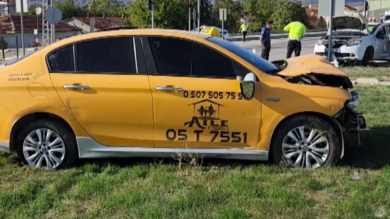 Amasya'da taksiyle otomobil çarpıştı: 3 kişi yaralandı