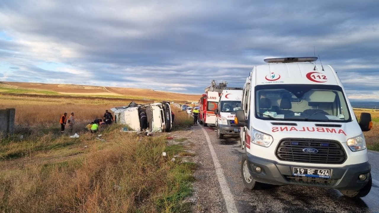 Minibüsle tanker çarpıştı: 1 kişi öldü, 18 kişi yaralandı