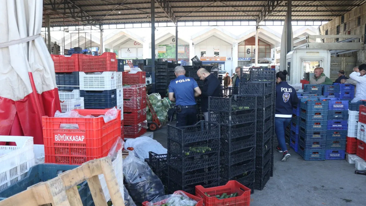 Antalya'da halde alışveriş yaparken öldü