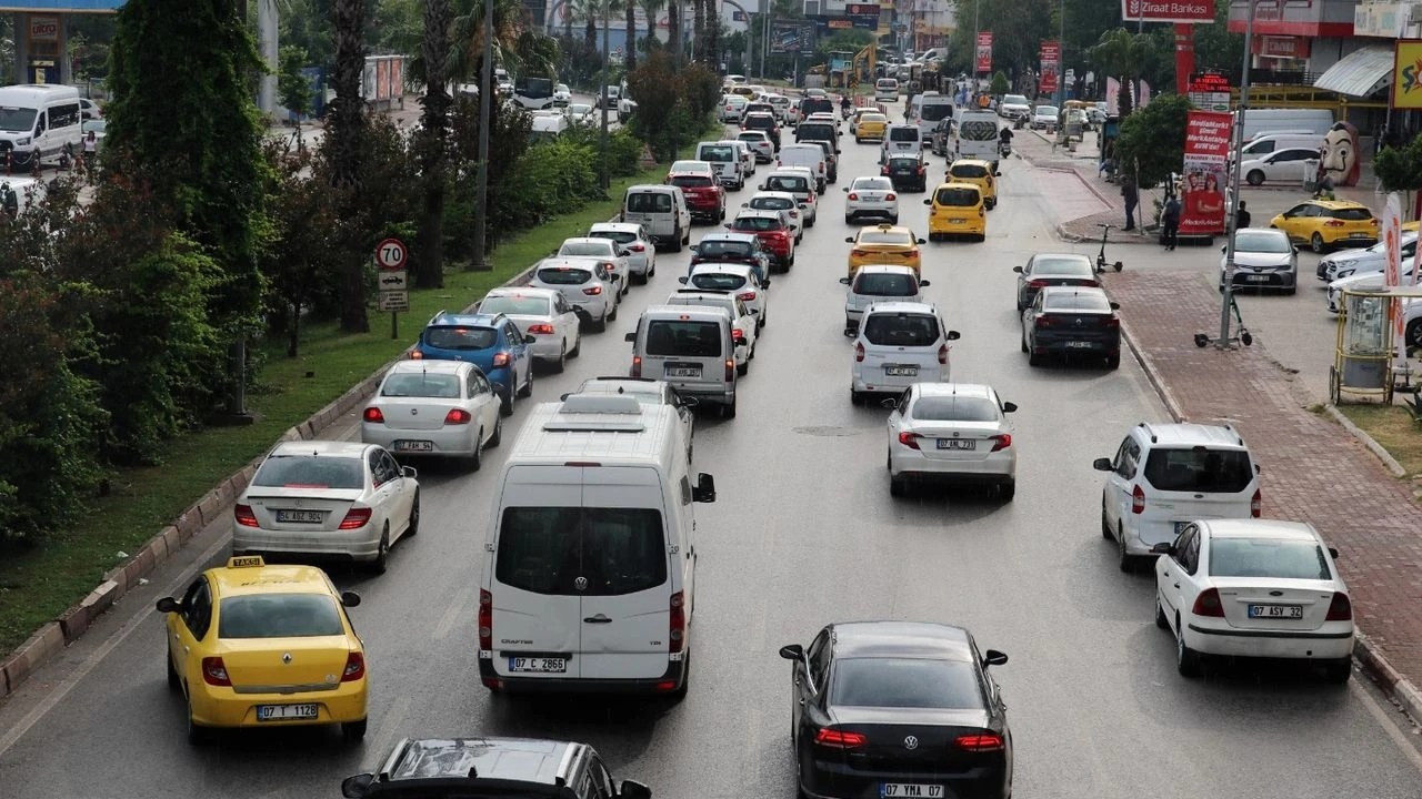  Kangren olan Antalya trafiğine 'boyalı şerit' modeli