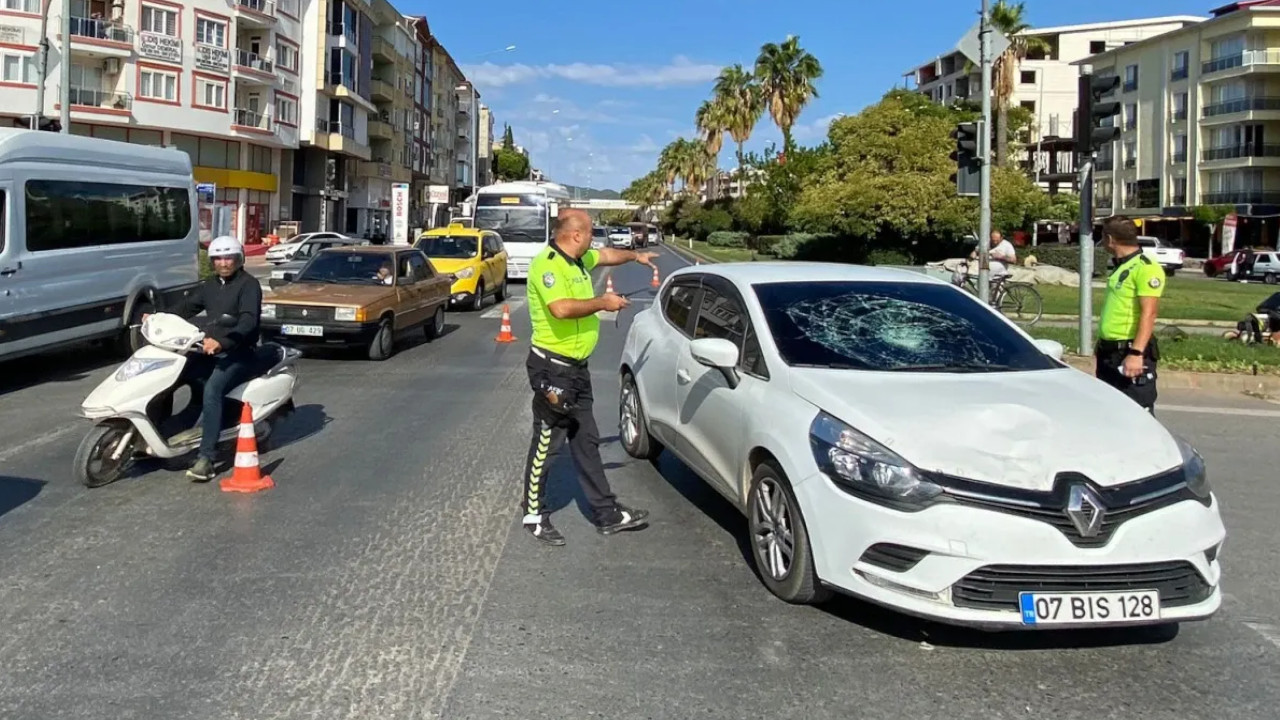 Yaya yolundan karşıya geçmek isteyen yayaya otomobil çarptı