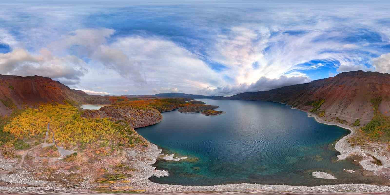 Nemrut Krater Gölü’ndeki sonbahar manzarası ziyaretçilerin ilgi odağı oldu