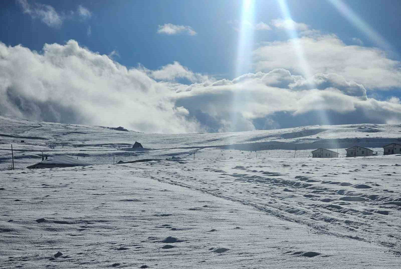 Bayburt'taki dağ köyleri beyaza büründü