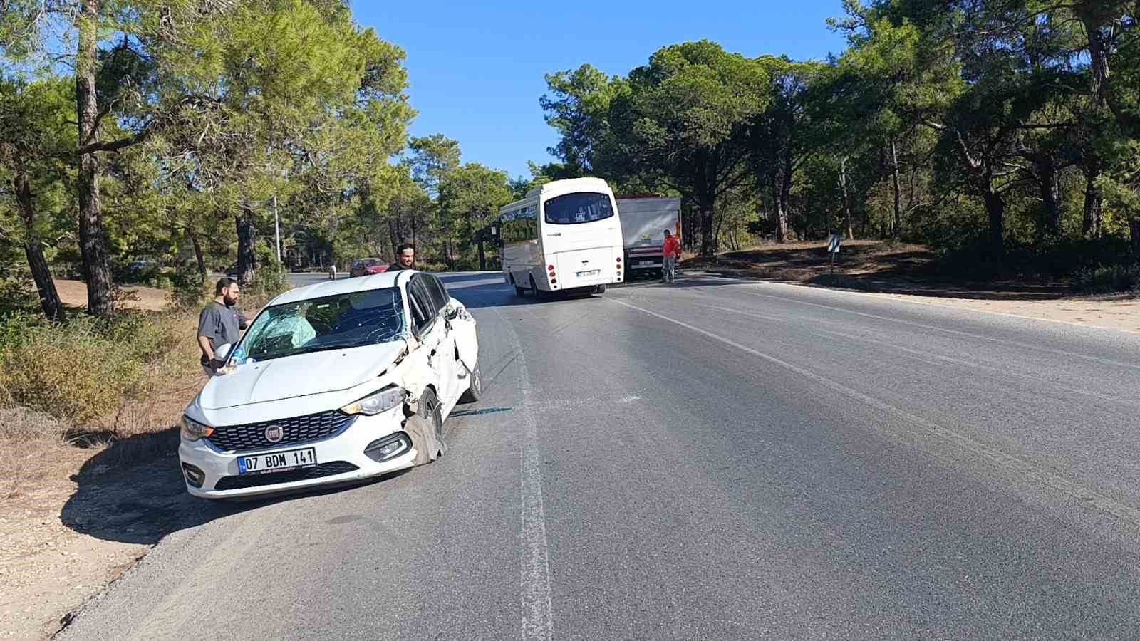 Antalya'da otomobil ile kamyon çarpıştı: 2 yaralı