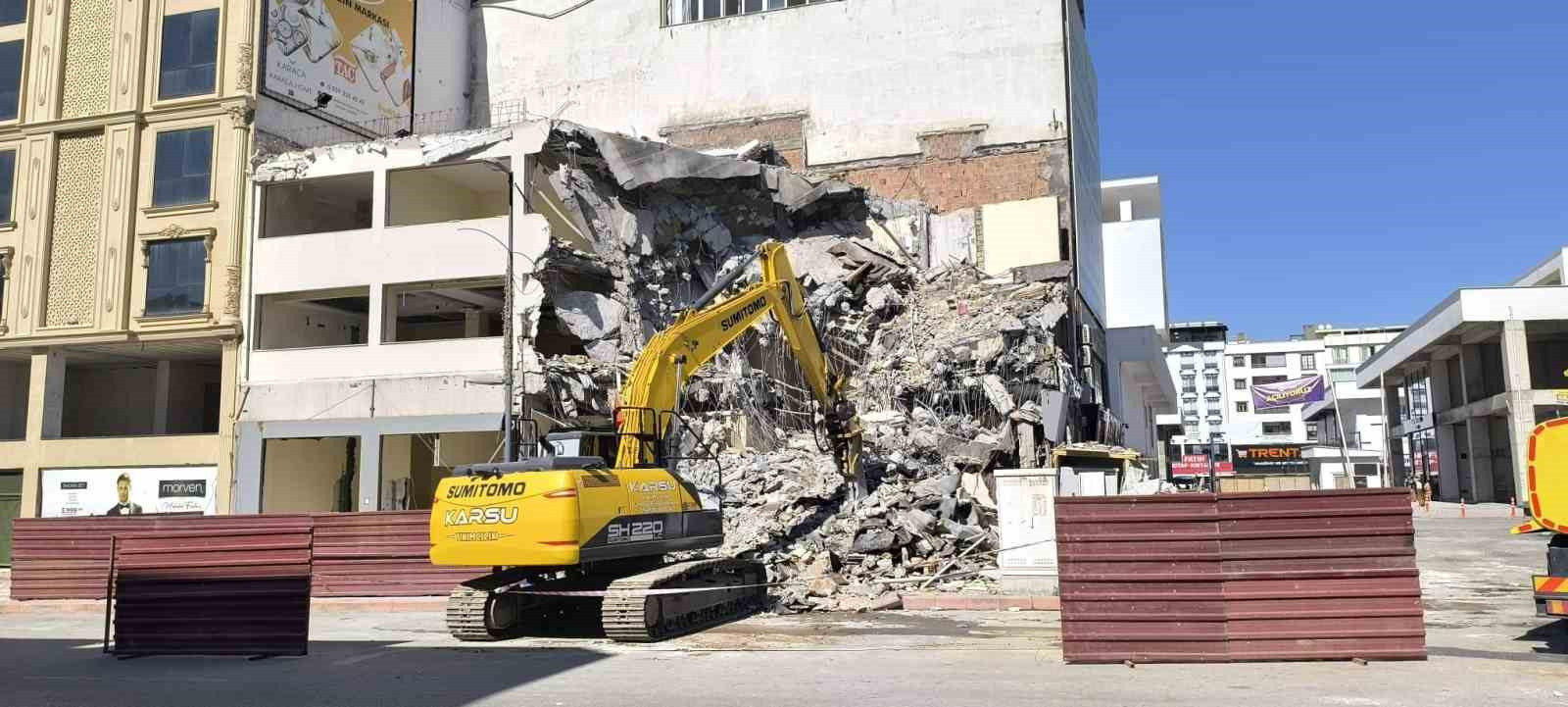 Hasarlı binanın yıkımı sırasında bir işçi yaralandı