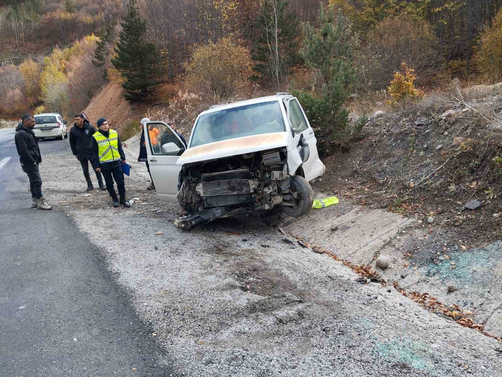 Otomobil ile minibüsün çarpıştığı kazada 10 kişi yaralandı