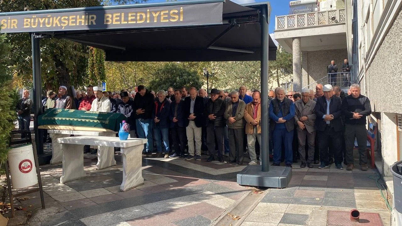 Aksaray'da devrilen tur otobüsünde ölenlerin cenazesi defnedildi