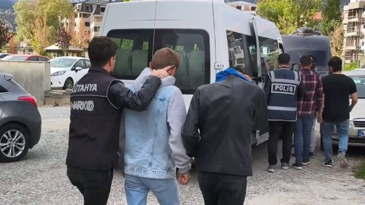 Polisin 'dur' ihtarına uymadılar: Araçta sentetik uyuşturucu yakalandı