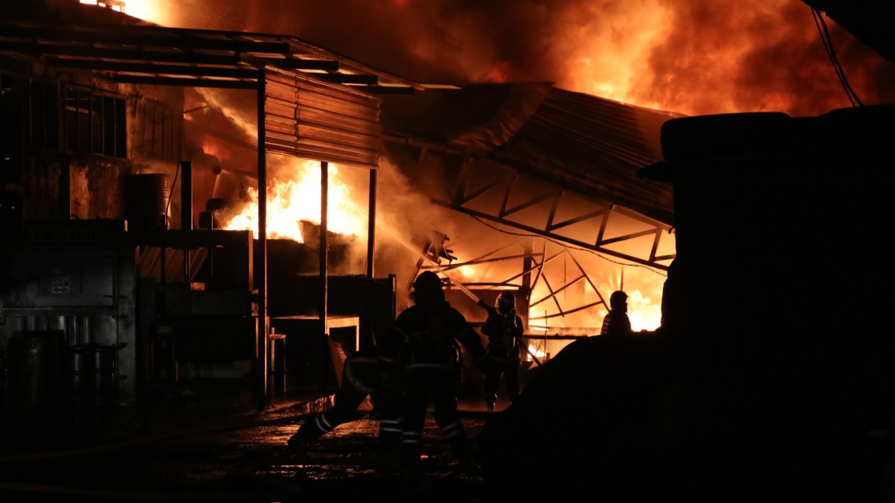 Sakarya'da kauçuk fabrikasında çıkan yangın söndürüldü: 5 işyeri kullanılamaz halde