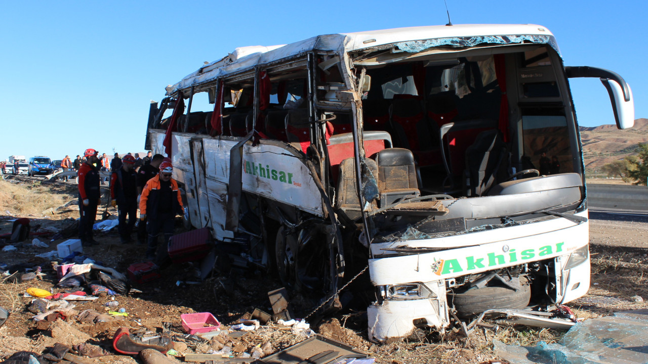 Aksaray'da tur otobüsü devrildi: Ölü sayısı 7'ye çıktı