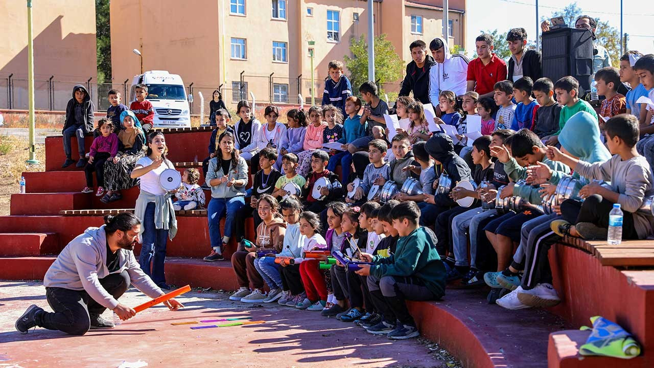 Diyarbakırlı çocuklar mahallelerde sanatla buluştu