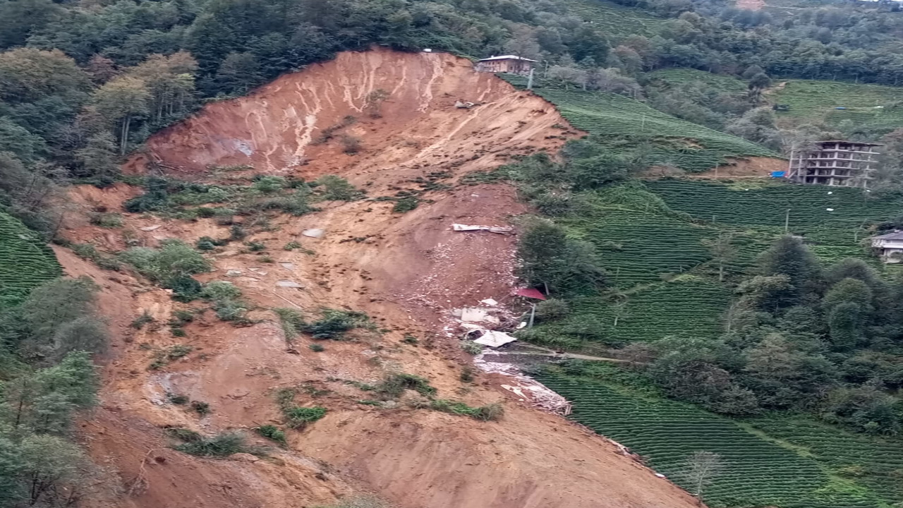 Rize'de heyelan: 2 boş ev toprak altında kaldı