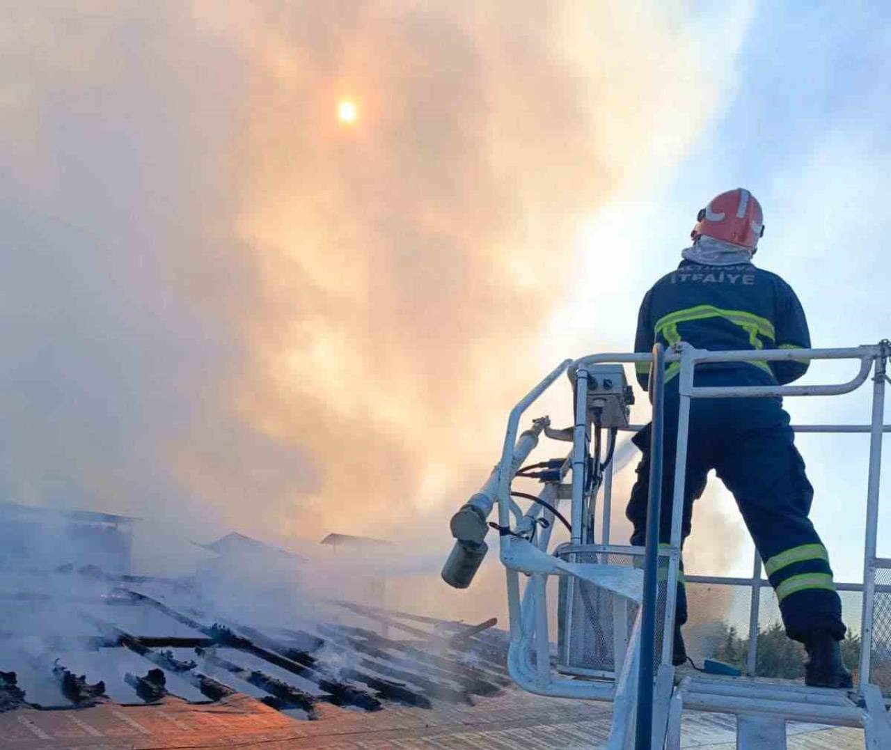 Yalova’da bir binanın çatısında çıkan yangın söndürüldü