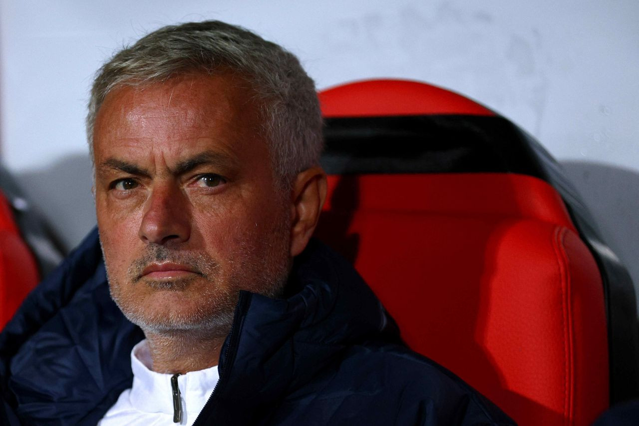 Jose Mourinho'nun İstanbul'daki yeni hayatı: Geceliği 1000 sterlinlik otel süiti, her gün aynı yemek... - Sayfa 1