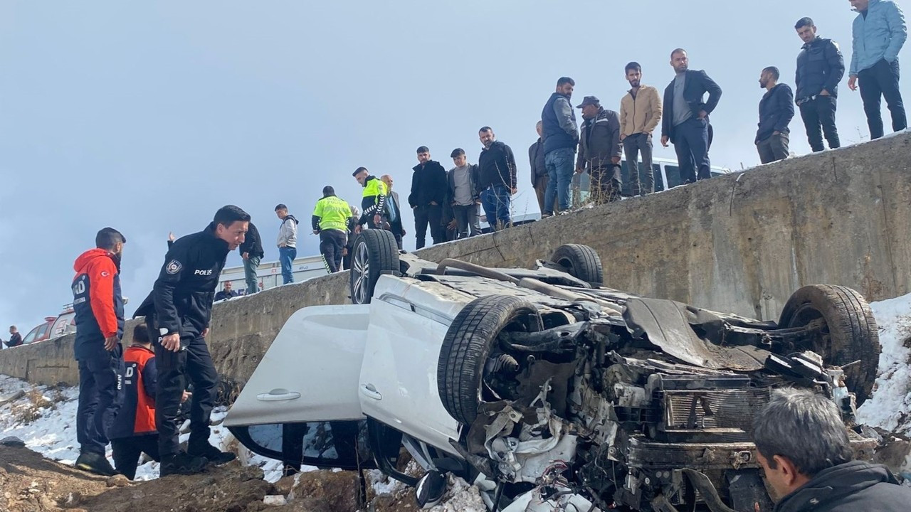 Otomobil, yayaya çarpıp, boş araziye düştü: 1 ölü, 1 yaralı