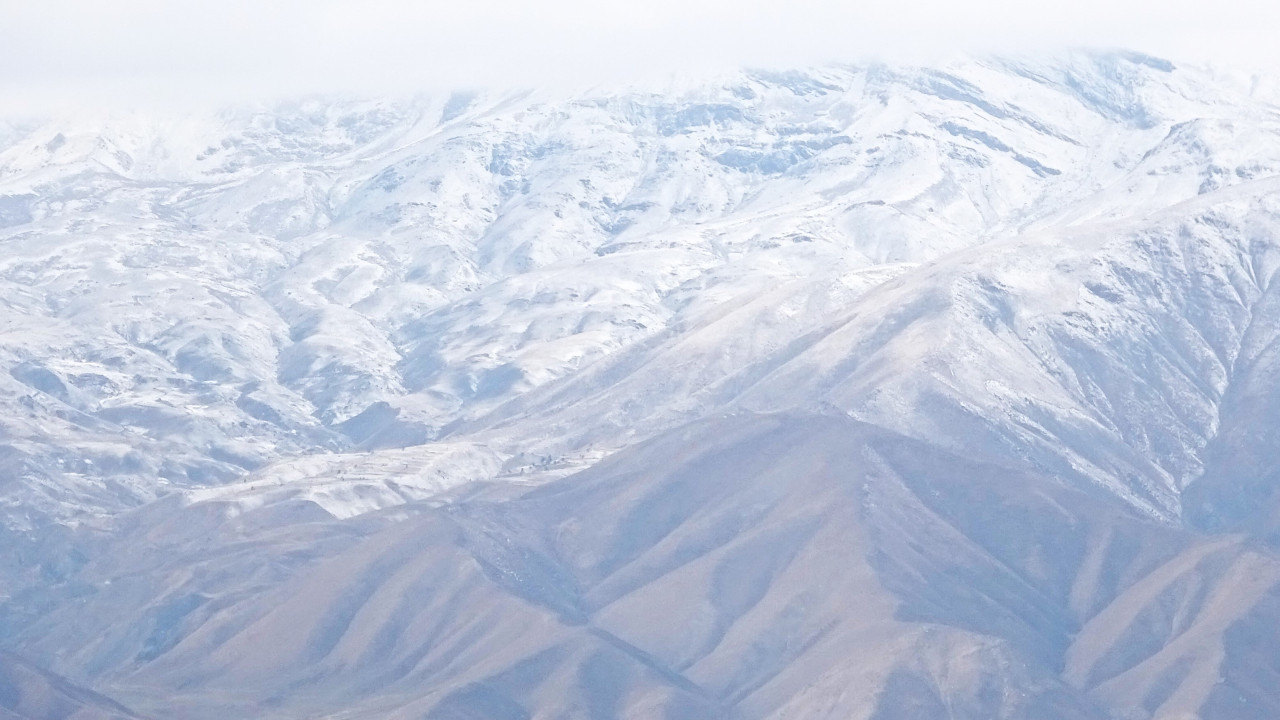 Yüksekova'da dağlar beyaza büründü