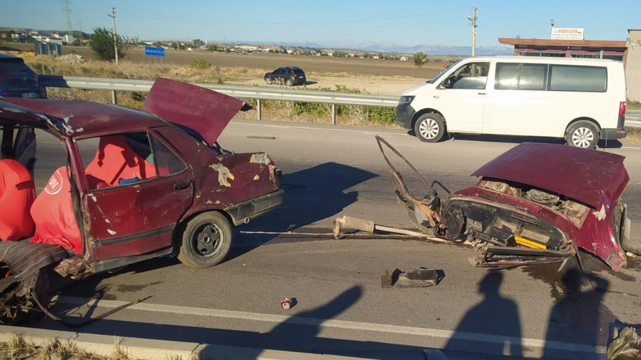 Adana'da iki araç çarpıştı: 4 kişi yaraladı