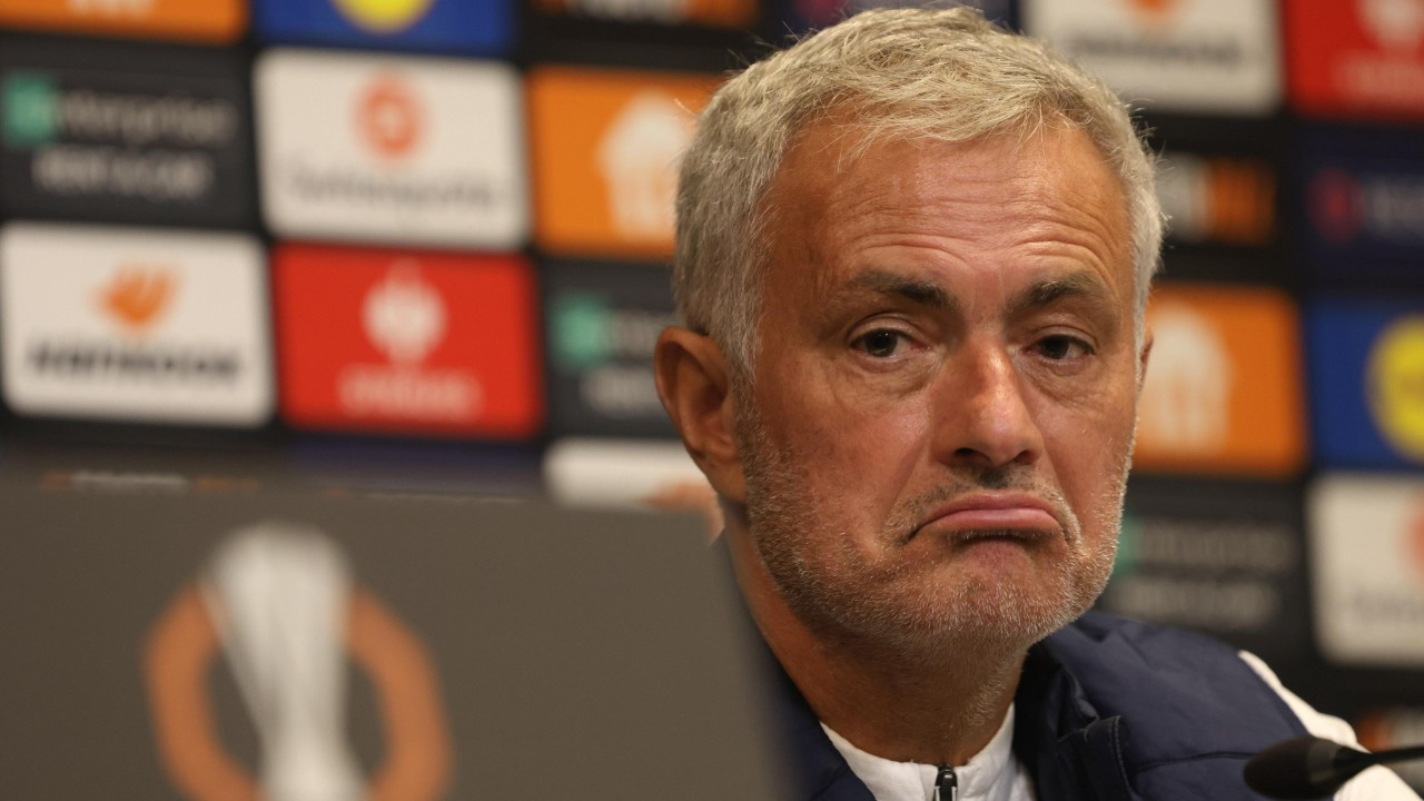 Mourinho'dan sol bek yanıtı: 'Belki televizyondaki uzmanlardan tavsiye alırım'