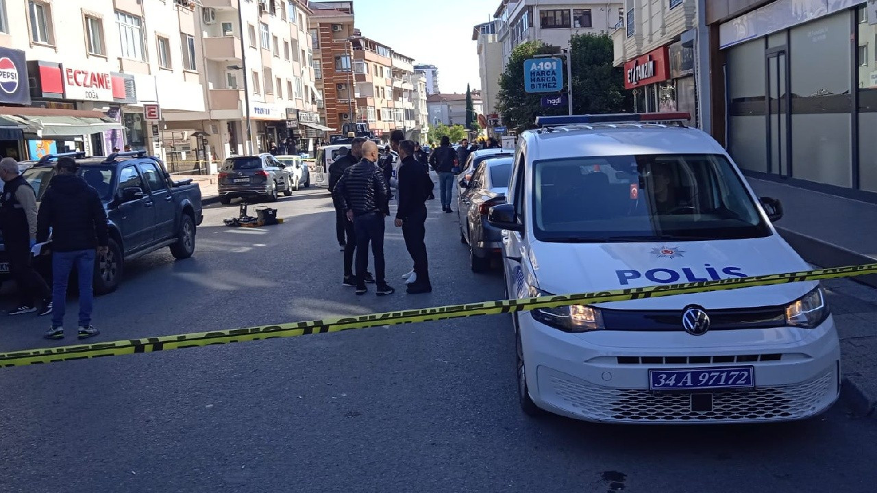 Polise çekiçli saldırı: Emekli asker ve avukat oğlu vuruldu