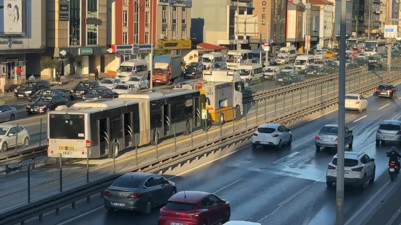 Avcılar’da 12 saat arayla iki metrobüs yangını: Seferler normale döndü