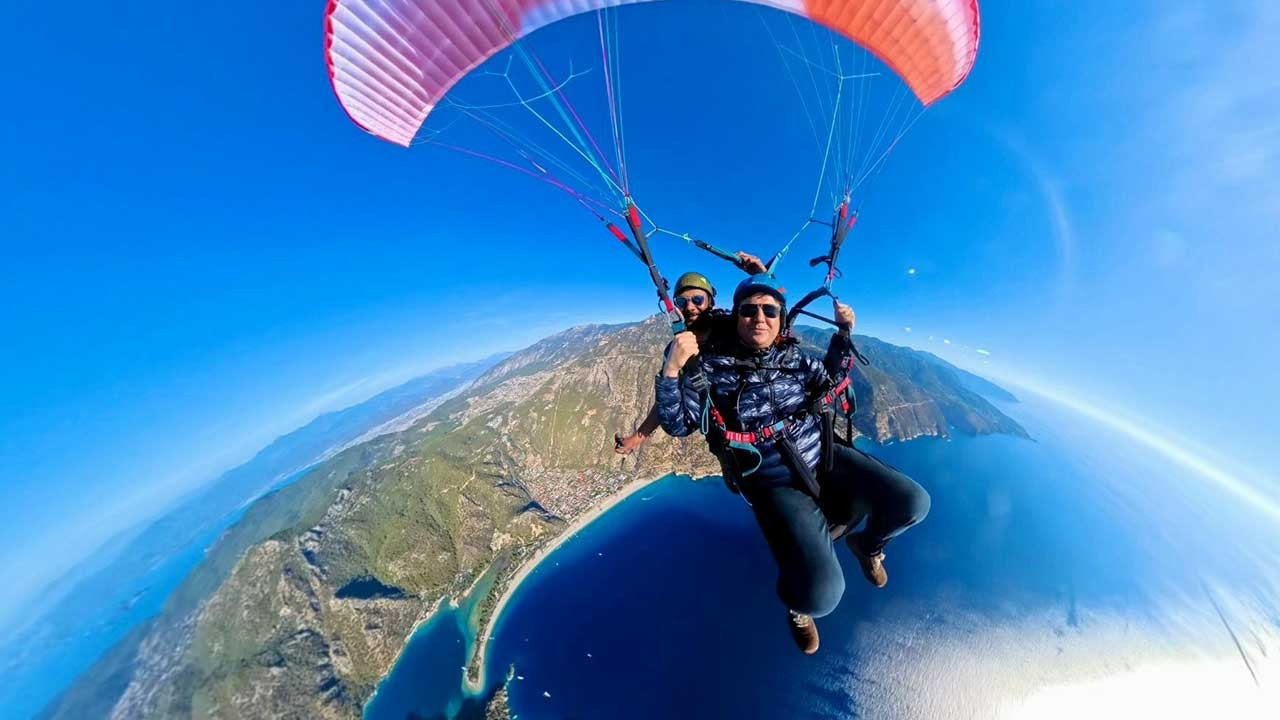 Fethiye Belediye Başkanı, Hava Oyunları Festivali’nde paraşütle atladı