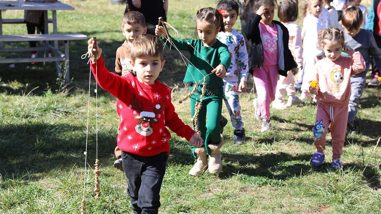 Diyarbakır’da çocuklar için bağbozumu ve bulamaç etkinliği yapıldı