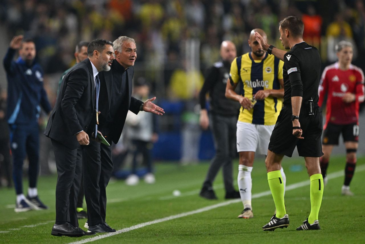 Mourinho, İngiltere basınında manşetlerde: 'Sahayı terk etmesi bir asır sürdü' - Sayfa 2