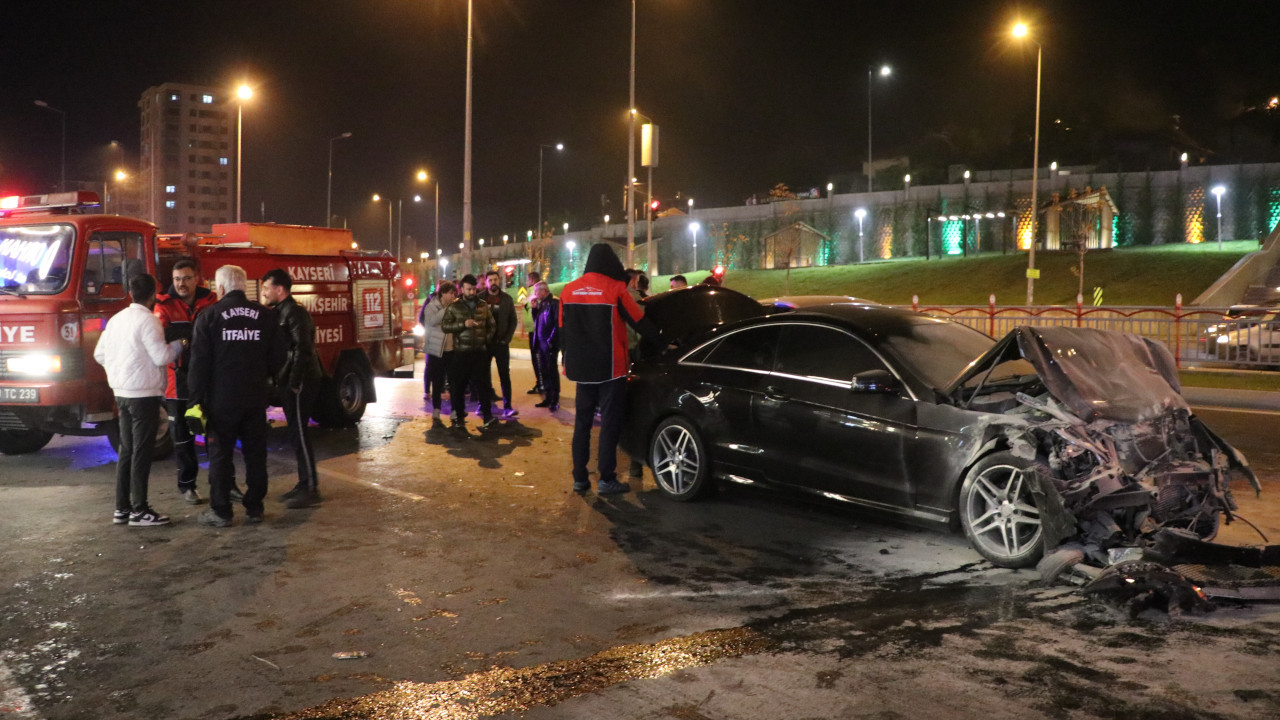 Kayseri'de kaza: 3 araca çarpan otomobil alev aldı