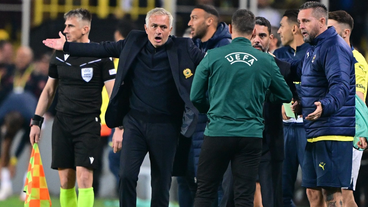 Mourinho, İngiliz basınında: 'Sahayı terk etmesi bir asır sürdü'