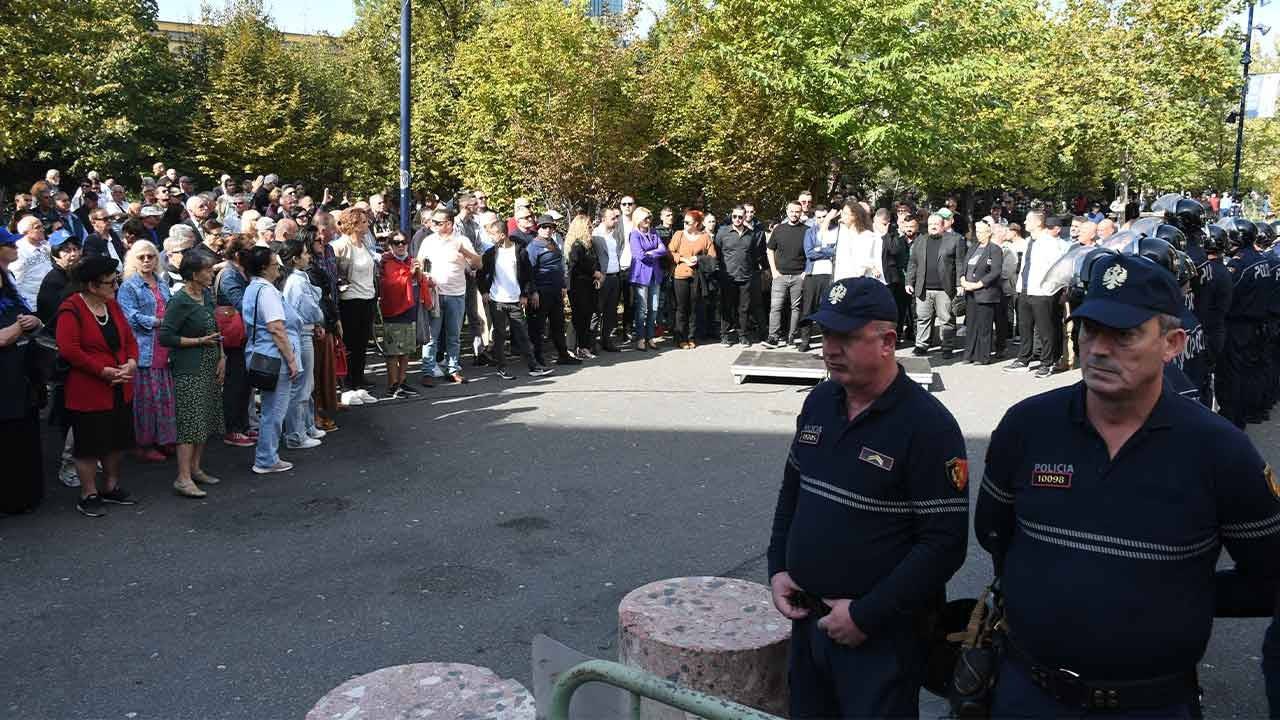 Tiran Belediyesi önünde protesto: 'Adalet olmadan demokrasi olmaz'