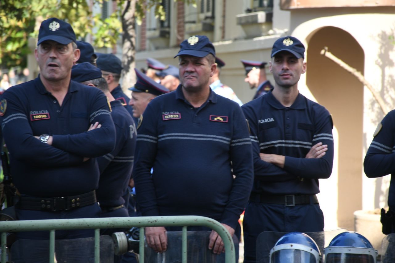 Tiran Belediyesi önünde protesto: 'Adalet olmadan demokrasi olmaz' - Sayfa 2