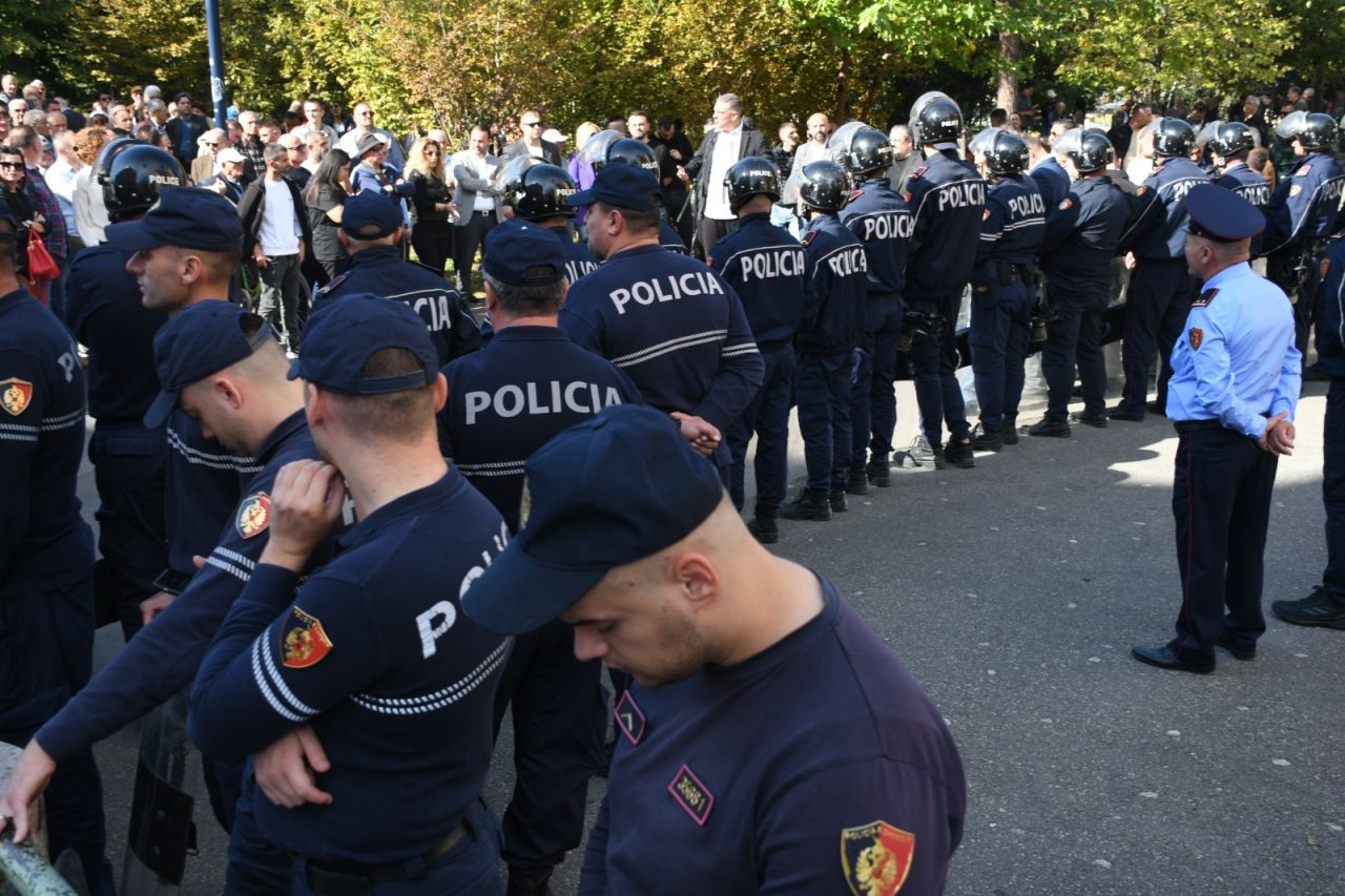 Tiran Belediyesi önünde protesto: 'Adalet olmadan demokrasi olmaz' - Sayfa 3