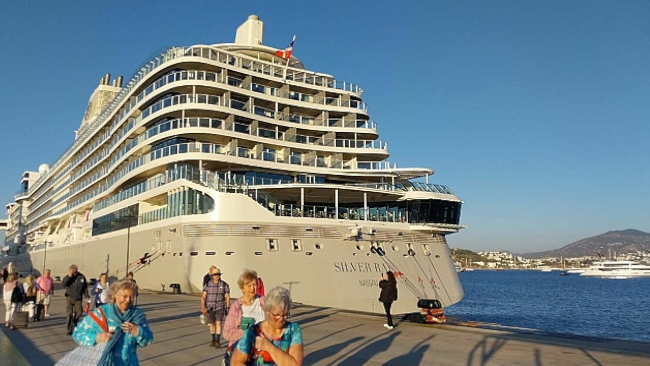 Bodrum'a iki kruvaziyer gemi demirledi