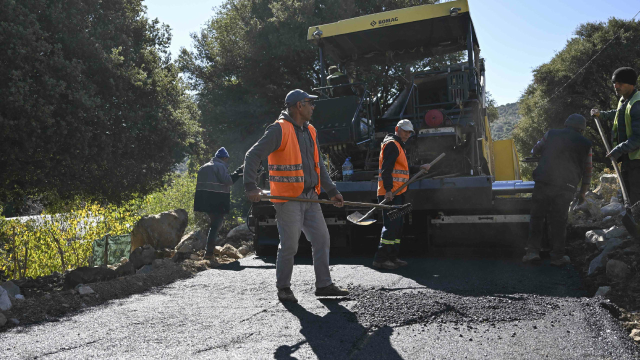 Bornova'da yol yapım çalışmaları devam ediyor