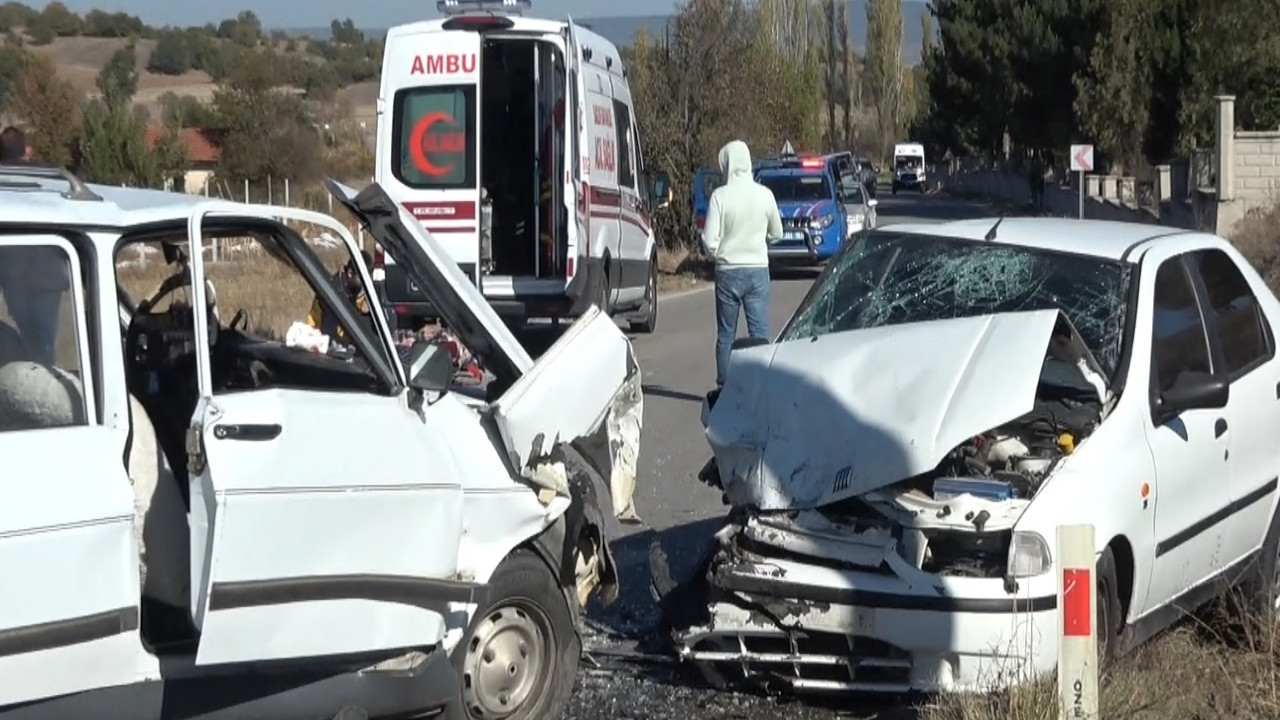 Kütahya'da kaza: İki otomobil kafa kafaya çarpıştı