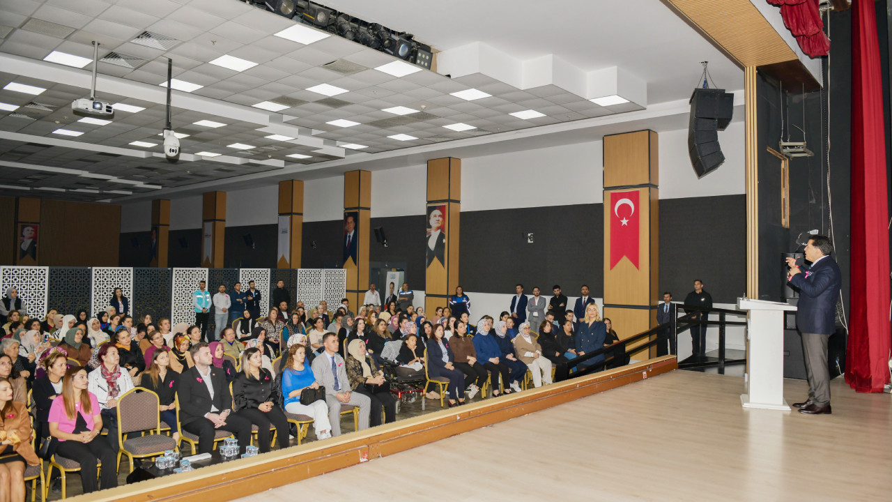 Esenyurt Belediyesi, meme kanseri için farkındalık semineri düzenledi